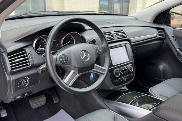 Used Mercedes-Benz R-Class 2017 R 320 4MATIC Business Edition Prestige Model Interior 14