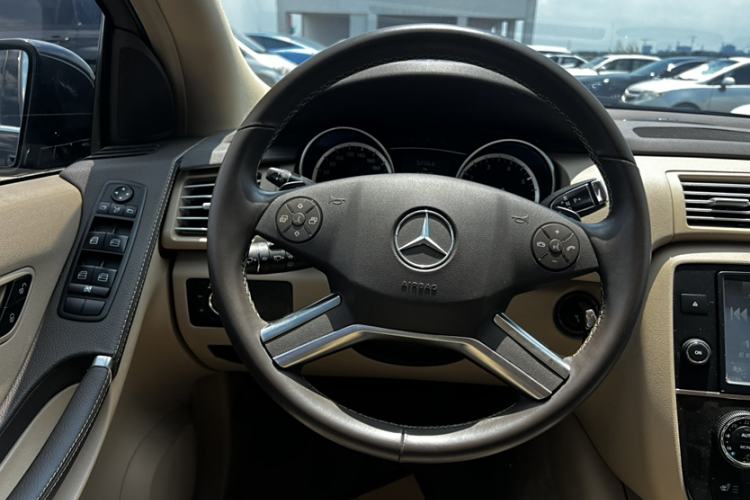 Used Mercedes-Benz R-Class 2017 R 320 4MATIC Business Edition Prestige Model Interior 2