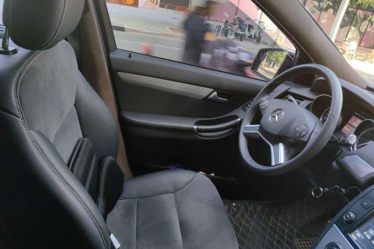 Used Mercedes-Benz R-Class 2017 R 320 4MATIC Business Edition Prestige Model Interior 2