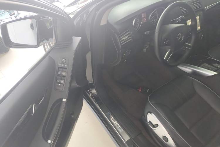 Used Mercedes-Benz R-Class 2017 R 320 4MATIC Business Edition Prestige Model Interior 3