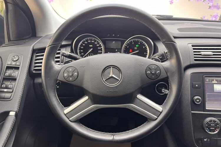 Used Mercedes-Benz R-Class 2017 R 320 4MATIC Business Edition Prestige Model Interior 3