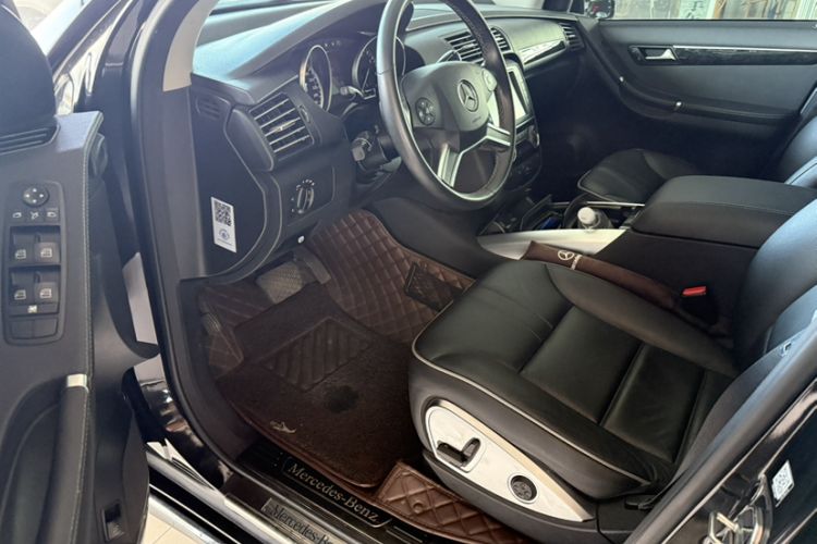 Used Mercedes-Benz R-Class 2017 R 320 4MATIC Business Edition Prestige Model Interior 3