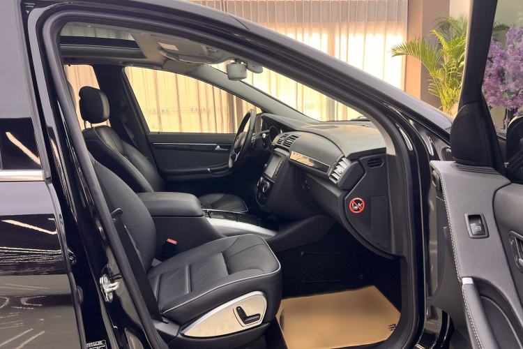 Used Mercedes-Benz R-Class 2017 R 320 4MATIC Business Edition Prestige Model Interior 4