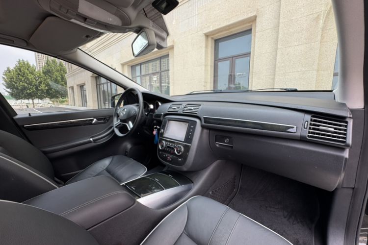 Used Mercedes-Benz R-Class 2017 R 320 4MATIC Business Edition Prestige Model Interior 4