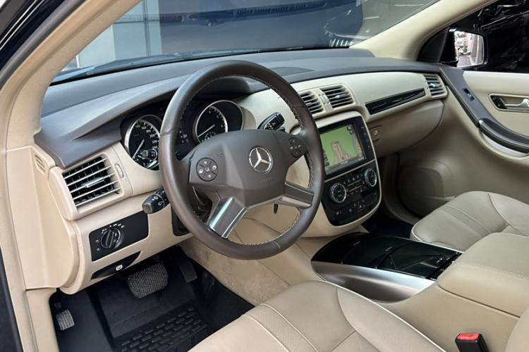 Used Mercedes-Benz R-Class 2017 R 320 4MATIC Business Edition Prestige Model Interior 7