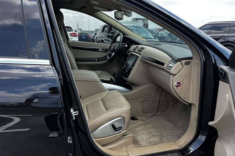 Used Mercedes-Benz R-Class 2017 R 320 4MATIC Business Edition Prestige Model Interior 8