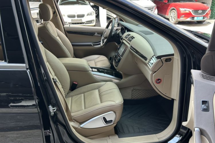 Used Mercedes-Benz R-Class 2017 R 320 4MATIC Business Edition Prestige Model Interior 8