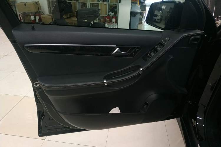 Used Mercedes-Benz R-Class 2017 R 320 4MATIC Business Edition Prestige Model Left Front Door Interior