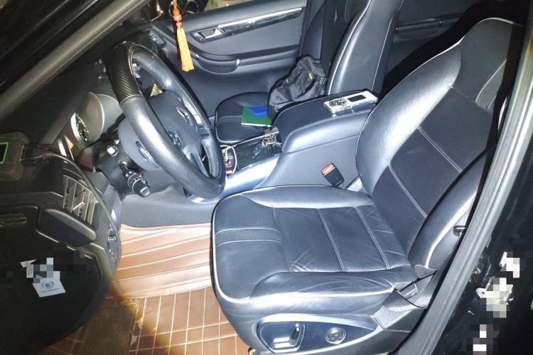 Used Mercedes-Benz R-Class 2017 R 400 4MATIC Exclusive Edition Left Front Seat