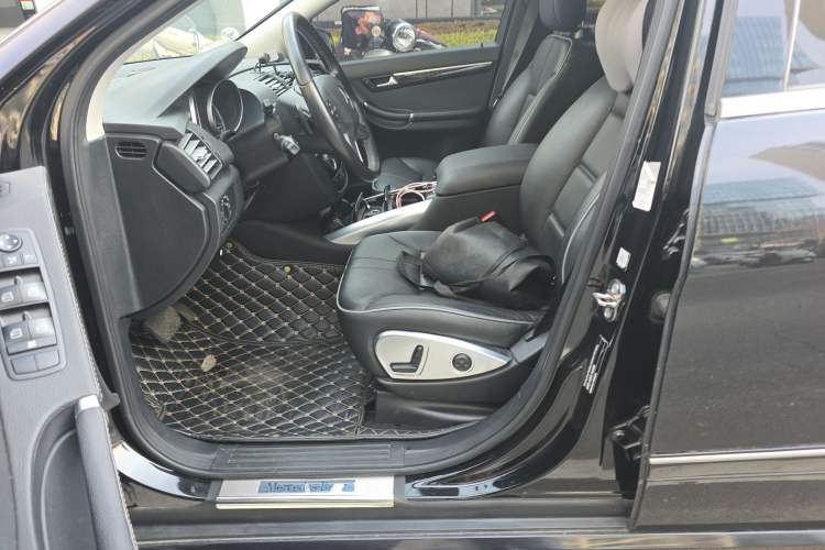 Used Mercedes-Benz R-Class 2017 R 320 4MATIC Business Edition Prestige Model Left Front Seat