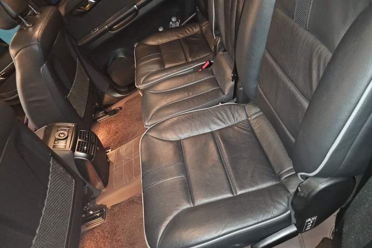 Used Mercedes-Benz R-Class 2017 R 320 4MATIC Business Edition Prestige Model Left Rear Seat