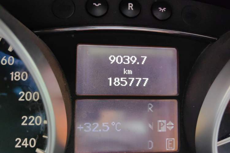 Used Mercedes-Benz R-Class 2017 R 320 4MATIC Business Edition Prestige Model Odometer Close Up