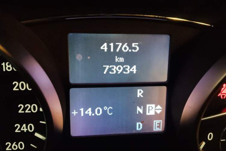 Used Mercedes-Benz R-Class 2017 R 320 4MATIC Business Edition Prestige Model Odometer Close Up