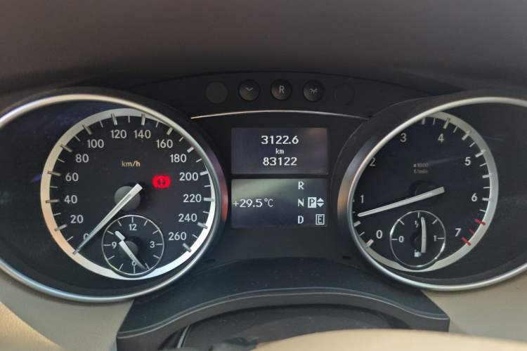 Used Mercedes-Benz R-Class 2017 R 320 4MATIC Business Edition Prestige Model Odometer Close Up