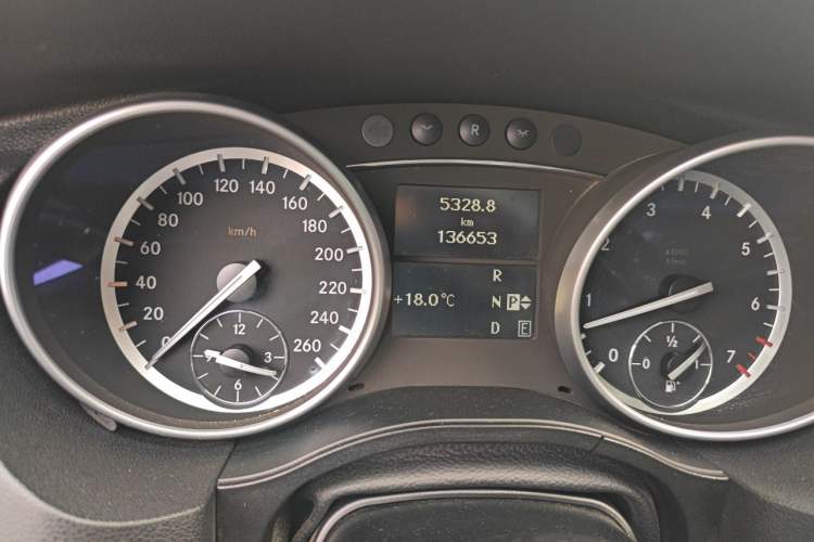 Used Mercedes-Benz R-Class 2017 R 320 4MATIC Business Edition Prestige Model Odometer Close Up
