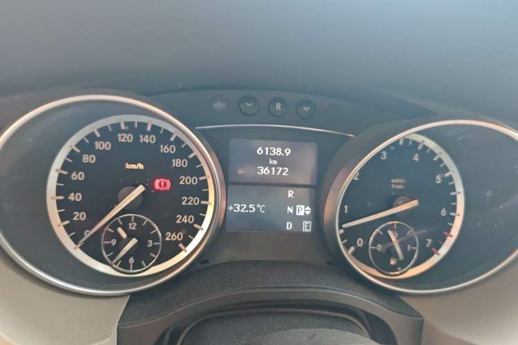 Used Mercedes-Benz R-Class 2017 R 320 4MATIC Business Edition Prestige Model Odometer Close Up