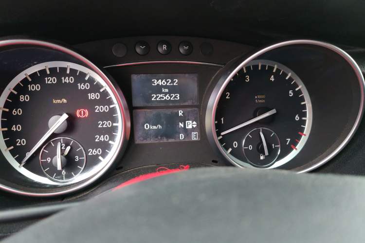 Used Mercedes-Benz R-Class 2017 R 320 4MATIC Business Edition Prestige Model Odometer Close Up