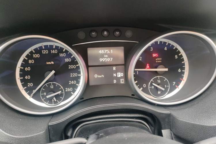Used Mercedes-Benz R-Class 2017 R 320 4MATIC Business Edition Prestige Model Odometer Close Up