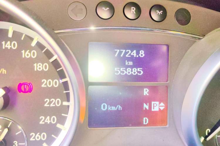 Used Mercedes-Benz R-Class 2017 R 320 4MATIC Business Edition Prestige Model Odometer Close Up