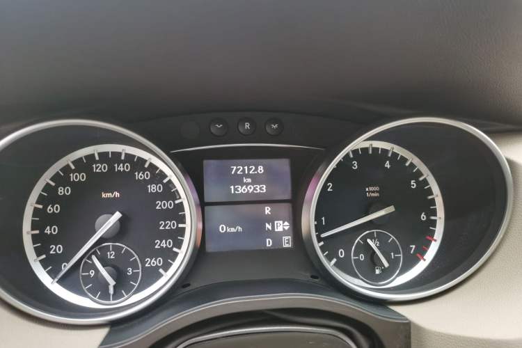 Used Mercedes-Benz R-Class 2017 R 320 4MATIC Business Edition Prestige Model Odometer Close Up