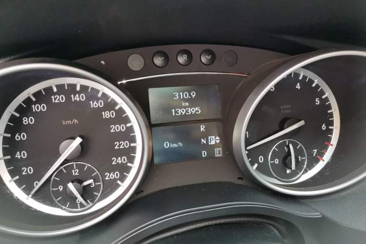 Used Mercedes-Benz R-Class 2017 R 320 4MATIC Business Edition Prestige Model Odometer Close Up