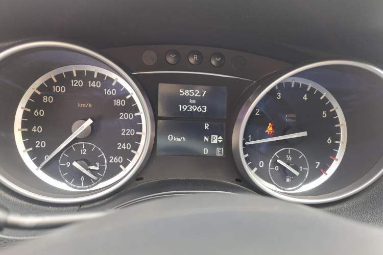 Used Mercedes-Benz R-Class 2017 R 320 4MATIC Business Edition Prestige Model Odometer Close Up