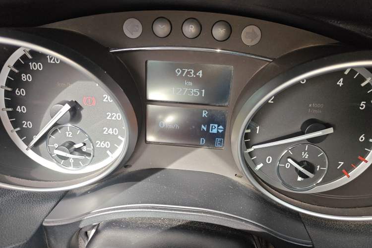 Used Mercedes-Benz R-Class 2017 R 320 4MATIC Business Edition Prestige Model Odometer Close Up