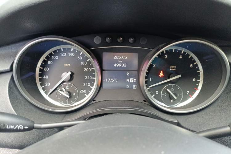 Used Mercedes-Benz R-Class 2017 R 320 4MATIC Business Edition Prestige Model Odometer Close Up