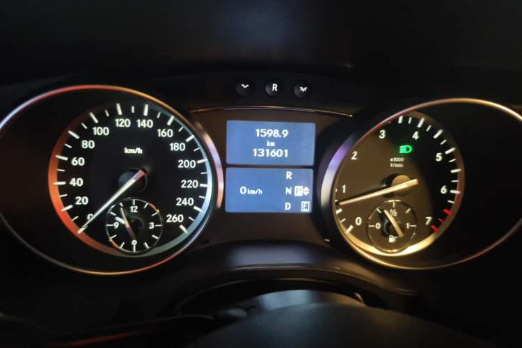 Used Mercedes-Benz R-Class 2017 R 320 4MATIC Business Edition Prestige Model Odometer Close Up