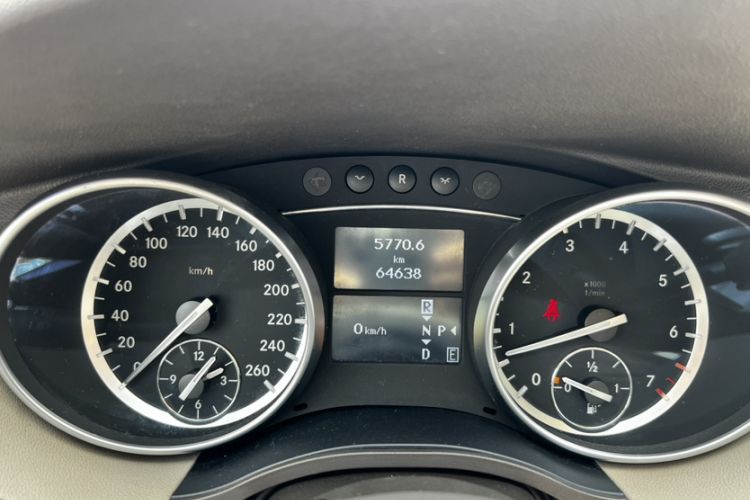 Used Mercedes-Benz R-Class 2017 R 320 4MATIC Business Edition Prestige Model Odometer Close Up