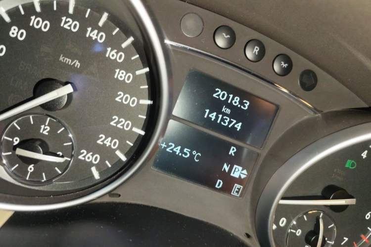 Used Mercedes-Benz R-Class 2017 R 320 4MATIC Luxury Collection Edition Odometer Close Up