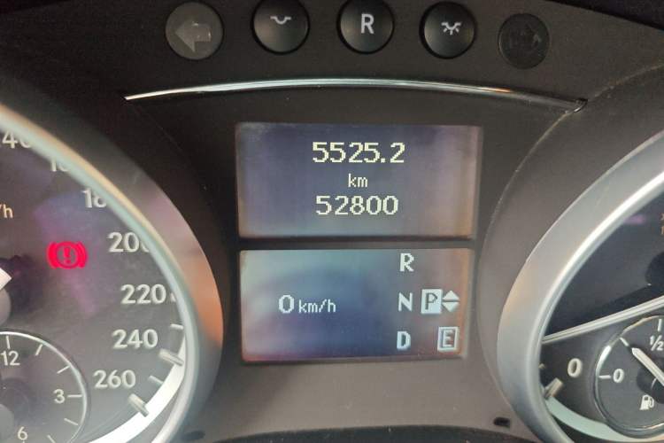 Used Mercedes-Benz R-Class 2017 R 320 4MATIC Business Edition Prestige Model Odometer Close Up