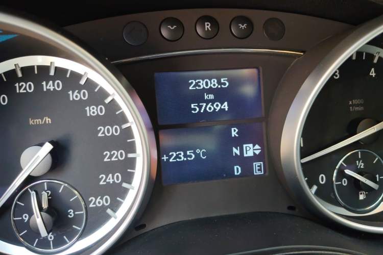 Used Mercedes-Benz R-Class 2017 R 320 4MATIC Luxury Collection Edition Odometer Close Up