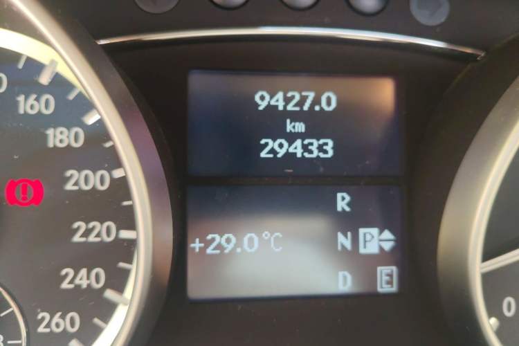 Used Mercedes-Benz R-Class 2017 R 320 4MATIC Business Edition Prestige Model Odometer Close Up