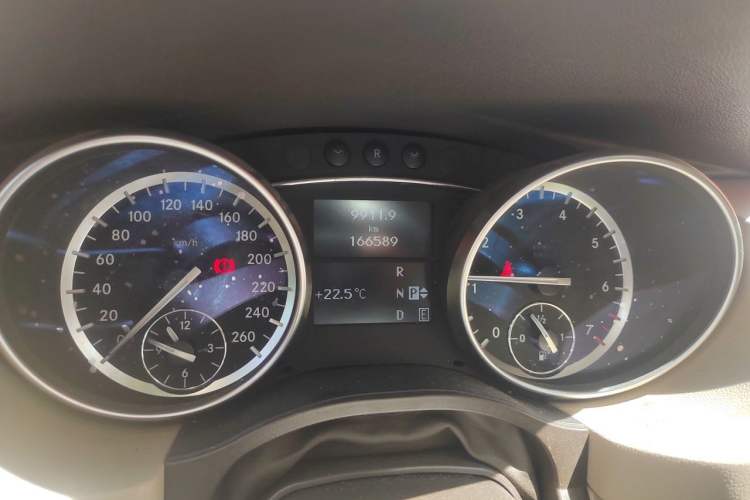 Used Mercedes-Benz R-Class 2017 R 320 4MATIC Business Edition Prestige Model Odometer Close Up