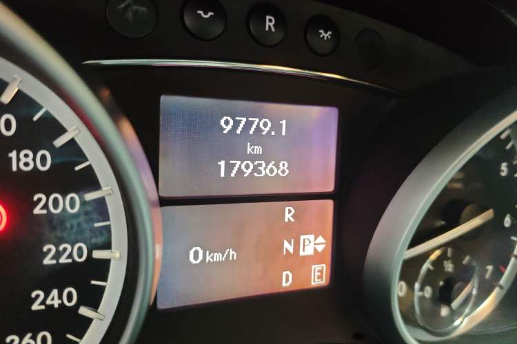 Used Mercedes-Benz R-Class 2017 R 400 4MATIC Exclusive Edition Odometer Close Up