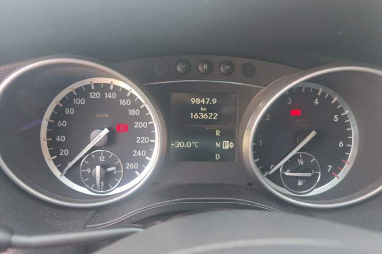 Used Mercedes-Benz R-Class 2017 R 320 4MATIC Business Edition Prestige Model Odometer Close Up