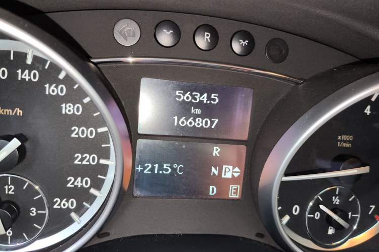 Used Mercedes-Benz R-Class 2017 R 320 4MATIC Luxury Collection Edition Odometer Close Up