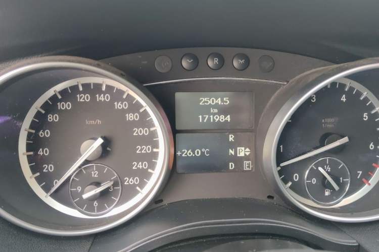Used Mercedes-Benz R-Class 2017 R 320 4MATIC Business Edition Prestige Model Odometer Close Up