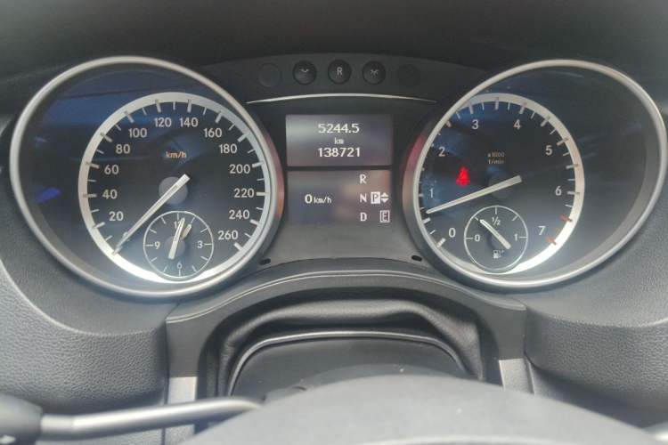Used Mercedes-Benz R-Class 2017 R 320 4MATIC Business Edition Prestige Model Odometer Close Up