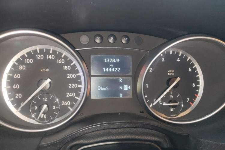Used Mercedes-Benz R-Class 2017 R 320 4MATIC Business Edition Prestige Model Odometer Close Up