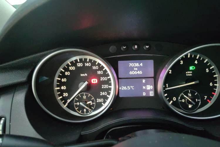 Used Mercedes-Benz R-Class 2017 R 320 4MATIC Business Edition Prestige Model Odometer Close Up