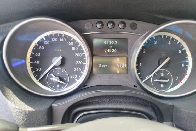 Used Mercedes-Benz R-Class 2017 R 320 4MATIC Business Edition Prestige Model Odometer Close Up