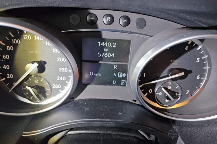 Used Mercedes-Benz R-Class 2017 R 320 4MATIC Business Edition Prestige Model Odometer Close Up