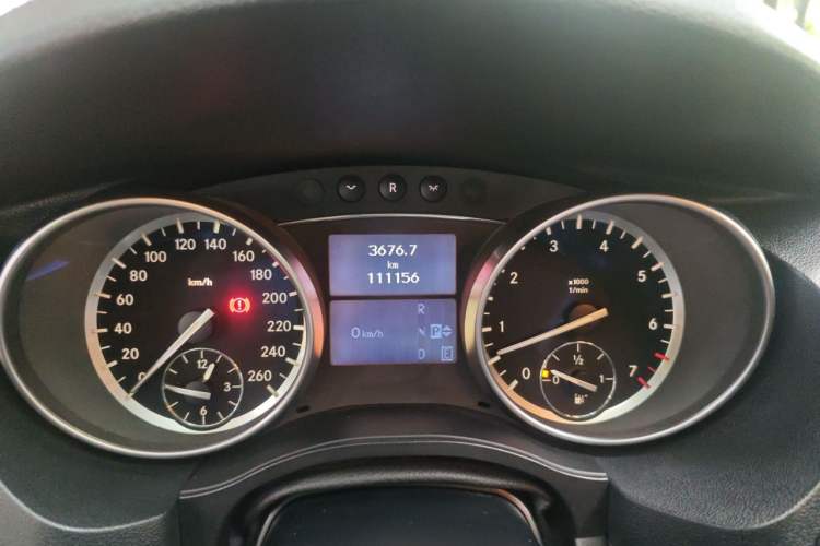 Used Mercedes-Benz R-Class 2017 R 320 4MATIC Business Edition Prestige Model Odometer Close Up