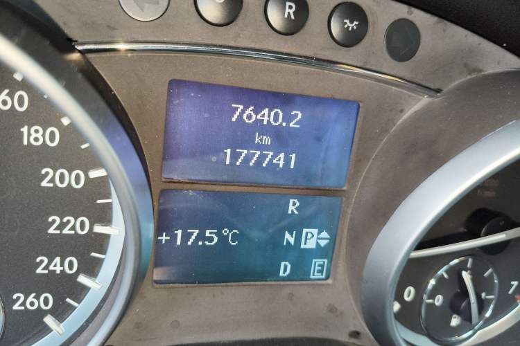 Used Mercedes-Benz R-Class 2017 R 320 4MATIC Business Edition Prestige Model Odometer Close Up