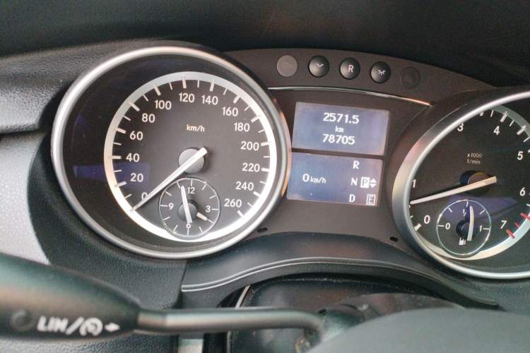 Used Mercedes-Benz R-Class 2017 R 320 4MATIC Business Edition Prestige Model Odometer Close Up