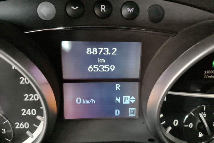 Used Mercedes-Benz R-Class 2017 R 320 4MATIC Business Edition Prestige Model Odometer Close Up
