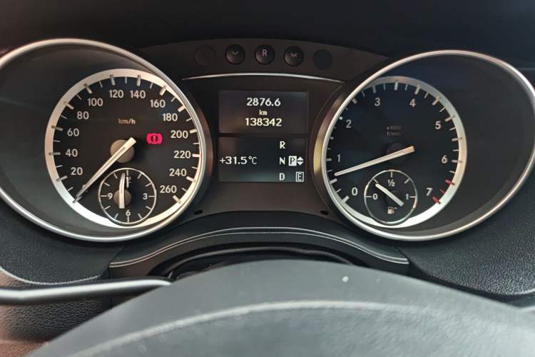Used Mercedes-Benz R-Class 2017 R 320 4MATIC Business Edition Prestige Model Odometer Close Up