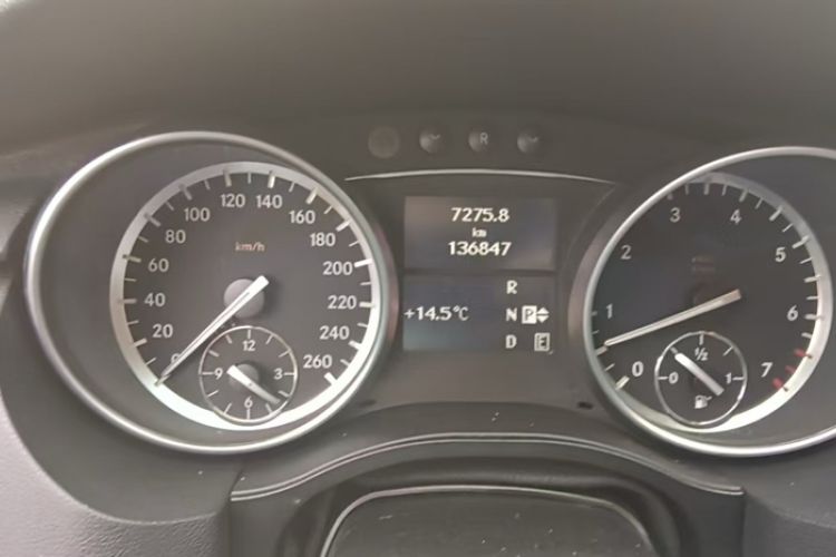 Used Mercedes-Benz R-Class 2017 R 320 4MATIC Business Edition Prestige Model Odometer Close Up